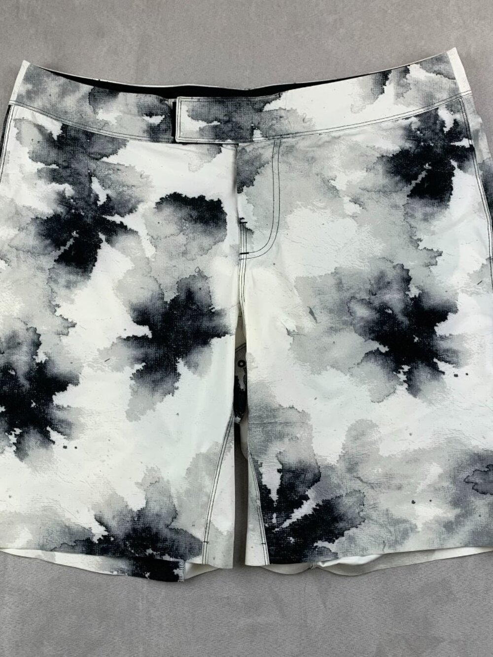 Lululemon Mens Board Shorts 38 White Black Watercolor El Current Swim Shorts 9"